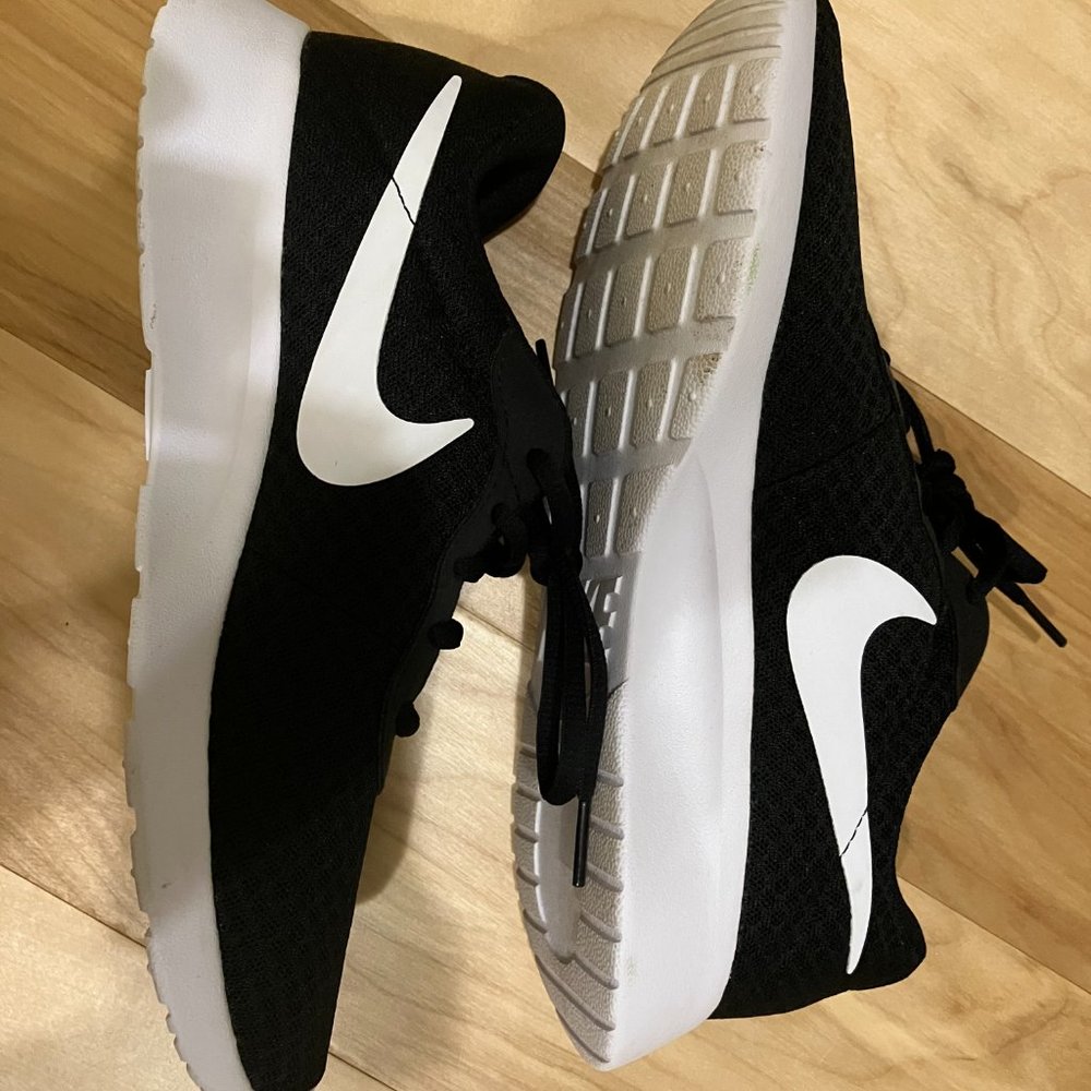 Nike Sneakers Athletic Shoe (Size 7.5)